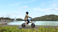 舘山寺温泉の「徒歩では遠い」を解消、glafitが座り型特定小型原付で挑む三次交通の実証