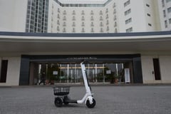 「徒歩以上タクシー未満」を埋める3輪特定小型原付。ストリーモが沖縄リゾートホテルでレンタル開始